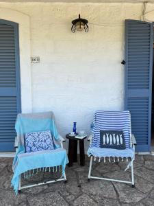 two chairs and a table on a patio at La Lamia celeste in Impalata