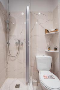 un bagno bianco con doccia e WC di Athens Point ad Atene