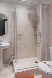 un bagno con doccia, wc e lavandino di Athens Point ad Atene