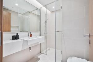 Łazienka w obiekcie Grand 3BR APT with Pool, Gym and 2 Parking Spaces