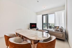Część wypoczynkowa w obiekcie Grand 3BR APT with Pool, Gym and 2 Parking Spaces
