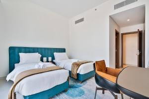 Łóżko lub łóżka w pokoju w obiekcie Grand 3BR APT with Pool, Gym and 2 Parking Spaces