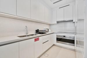 Kuchnia lub aneks kuchenny w obiekcie Grand 3BR APT with Pool, Gym and 2 Parking Spaces