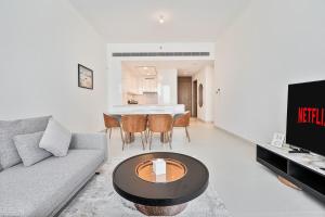 迪拜Grand 3BR APT with Pool, Gym and 2 Parking Spaces的带沙发和桌子的客厅