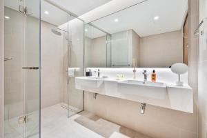 Łazienka w obiekcie Grand 3BR APT with Pool, Gym and 2 Parking Spaces