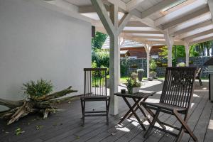 two chairs and a table on a patio at Strandhus 22 in Graal-Müritz