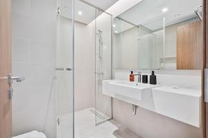 Łazienka w obiekcie Grand 3BR APT with Pool, Gym and 2 Parking Spaces