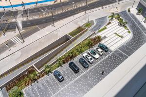 Zdjęcie z galerii obiektu Grand 3BR APT with Pool, Gym and 2 Parking Spaces w Dubaju