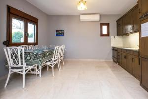 Η κουζίνα ή μικρή κουζίνα στο Zogia Luxury Villa +15 φωτογραφίες