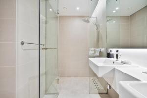 Łazienka w obiekcie Grand 3BR APT with Pool, Gym and 2 Parking Spaces