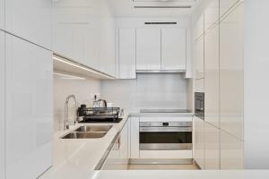 Kuchnia lub aneks kuchenny w obiekcie Grand 3BR APT with Pool, Gym and 2 Parking Spaces