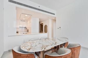 Kuchnia lub aneks kuchenny w obiekcie Grand 3BR APT with Pool, Gym and 2 Parking Spaces