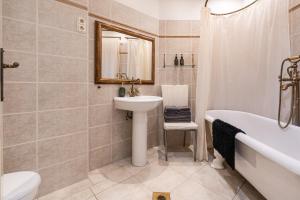 Kúpeľňa v ubytovaní Amora Homes Basilica and Castle view Luxury Suite, Free parking RESERVATION NEEDED + 19 fotografií