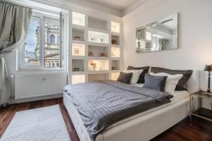 Posteľ alebo postele v izbe v ubytovaní Amora Homes Basilica and Castle view Luxury Suite, Free parking RESERVATION NEEDED