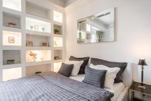 Posteľ alebo postele v izbe v ubytovaní Amora Homes Basilica and Castle view Luxury Suite, Free parking RESERVATION NEEDED