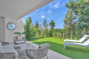 a living room with a view of a yard at Townhouse Eden Golf Chaparral in Málaga +22 photos