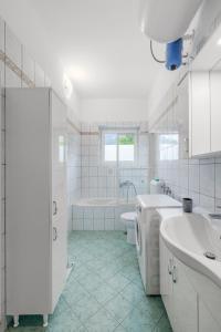 Ένα μπάνιο στο Apartment Stella with Two Bedrooms & Free Parking Spot