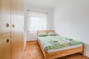 Ένα ή περισσότερα κρεβάτια σε δωμάτιο στο Apartment Stella with Two Bedrooms & Free Parking Spot