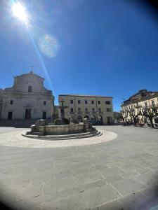 un edificio con una fuente en medio de un patio en Residenza Petra, en Castel di Sangro