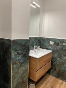 un baño con lavabo y espejo en Residenza Petra, en Castel di Sangro