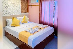 Postel nebo postele na pokoji v ubytování Villa Rosita Hotel Naga City by RedDoorz