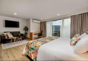 Ένα ή περισσότερα κρεβάτια σε δωμάτιο στο Leblón Suites Hotel