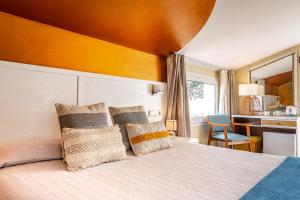 a bedroom with a large bed with pillows at La Muntanya in Llafranc