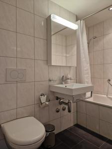 Ένα μπάνιο στο Apartments Flora - Sunflower +34 φωτογραφίες