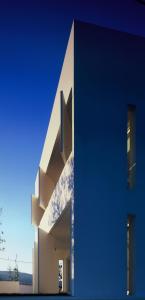 un edificio blu e bianco con un cartello sopra di Infinity White Complex a Porto Rafti
