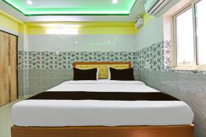 a bedroom with a large bed in a room at Hotel O Dreams Lodge in Bhubaneshwar