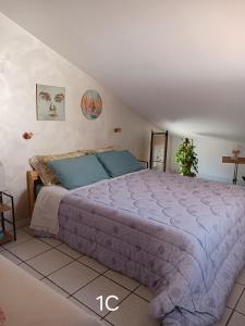 - une chambre avec un grand lit et une couette violette dans l'établissement Original - 10 minuti da Matera, à Altamura