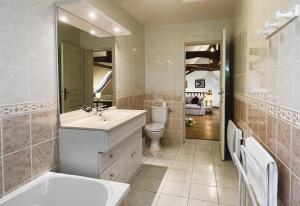 een badkamer met een wastafel, een toilet en een bad bij Brecat in Saint-Faust +44 foto's