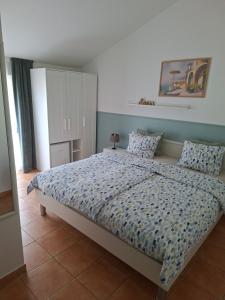 En eller flere senge i et værelse på Apartment & Rooms Roza + 14 billeder