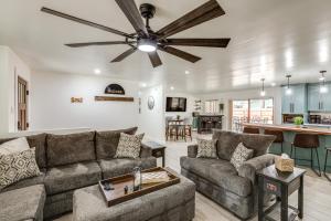 Khu vực ghế ngồi tại Walk to Dtwn Flagstaff Home with Great Outdoor Area