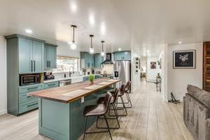 Nhà bếp/bếp nhỏ tại Walk to Dtwn Flagstaff Home with Great Outdoor Area