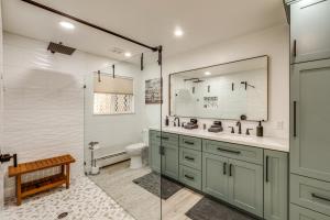 Phòng tắm tại Walk to Dtwn Flagstaff Home with Great Outdoor Area +27 ảnh