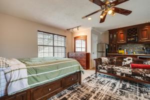 Voodi või voodid majutusasutuse Community Pool Access Studio in Tomball! toas