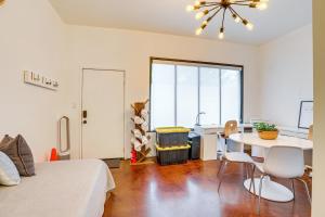 Χώρος καθιστικού στο 1 Mi to Downtown Walkable Studio in Sacramento