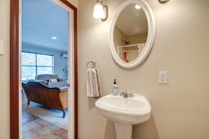 Vannituba majutusasutuses Community Pool Access Studio in Tomball!