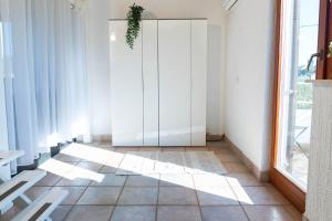 - un couloir avec une porte et du carrelage dans l'établissement Quirky Penthouse Apartment, à Vrboska 19 autres photos