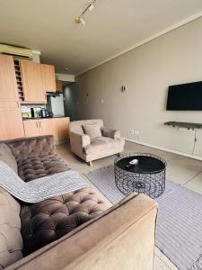 Μια τηλεόραση ή/και κέντρο ψυχαγωγίας στο Accommodation Front - Sea View 2 Sleeper +9 φωτογραφίες