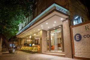 een winkel voor een gebouw 's nachts bij Ritz Hotel Mendoza in Mendoza