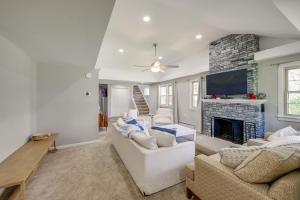 Photo de la galerie de l'établissement 1 Mi to Lake Erie Family-Friendly Angola Home!, à Angola