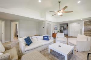 Photo de la galerie de l'établissement 1 Mi to Lake Erie Family-Friendly Angola Home!, à Angola