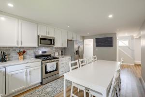 Photo de la galerie de l'établissement 1 Mi to Lake Erie Family-Friendly Angola Home!, à Angola