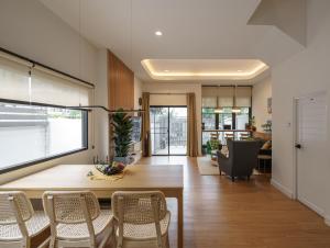 Foto Bangkokis asuva majutusasutuse Stylish Modern 4BR Villa, 12pax, 200m BTS PhraKhanong, SKV 69, 10min ThongLo, Ekamai galeriist