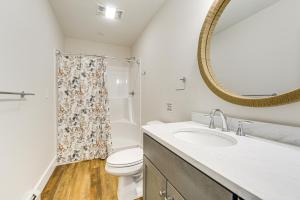 Koupelna v ubytování Walk to Sebago Town Beach Luxe Townhome with Grill + 32 fotografií