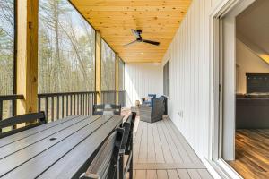 Balkón nebo terasa v ubytování Walk to Sebago Town Beach Luxe Townhome with Grill