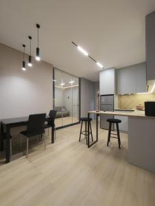 a kitchen and dining room with a table and chairs at Студія-трансформер ЖК Лісопарковий in Vinnytsya