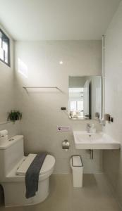 Vannituba majutusasutuses Stylish Modern 4BR Villa, 12pax, 200m BTS PhraKhanong, SKV 69, 10min ThongLo, Ekamai +21 fotot